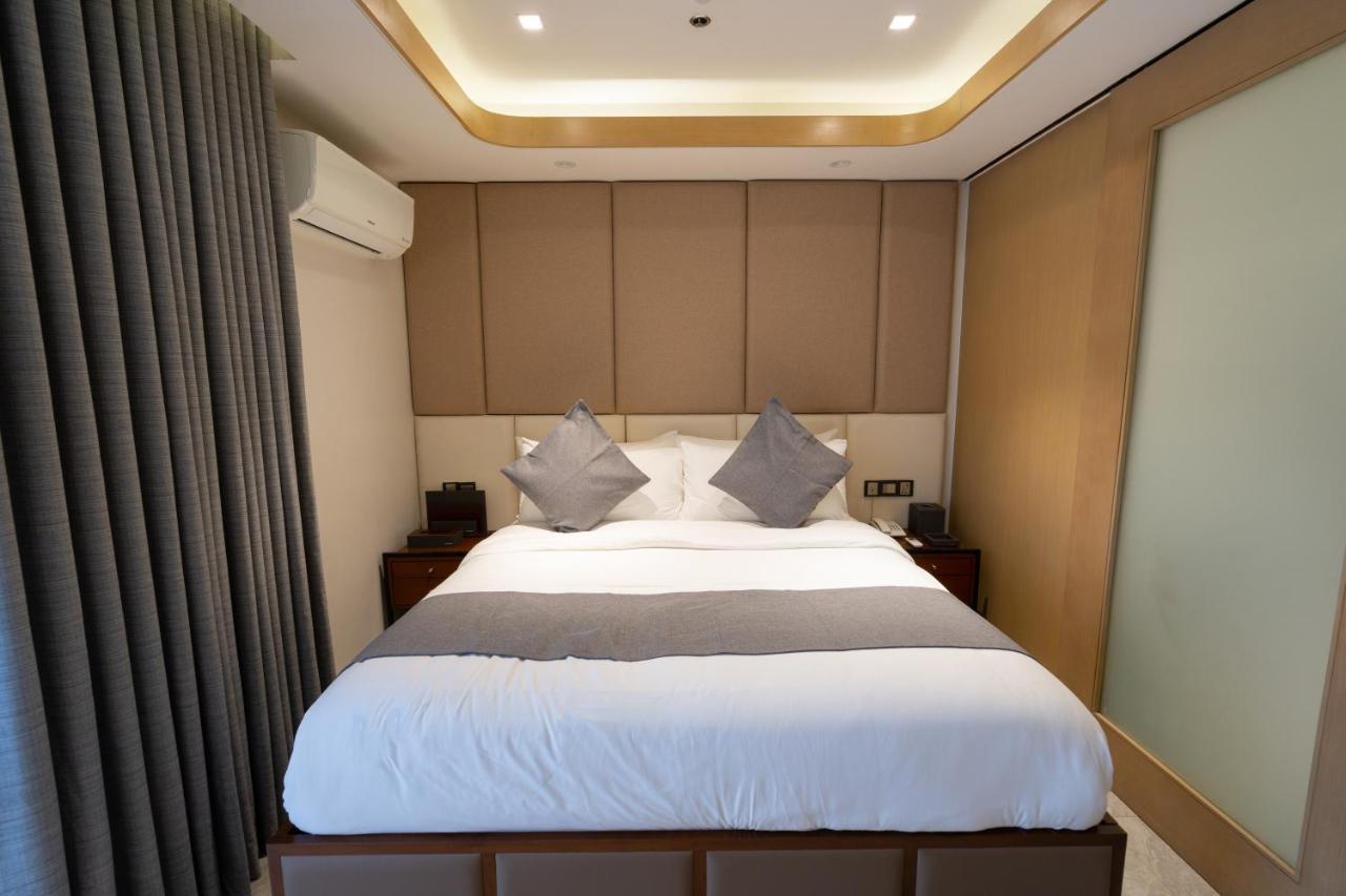 One Euphoria Luxe Hotel Angeles Exteriör bild